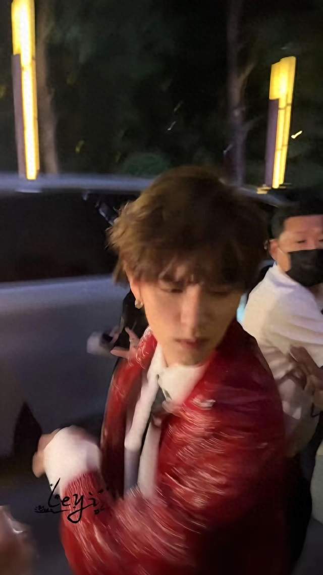 周翊然打掉私生手机引热议，一向温和的他，这次选择守住个人边界