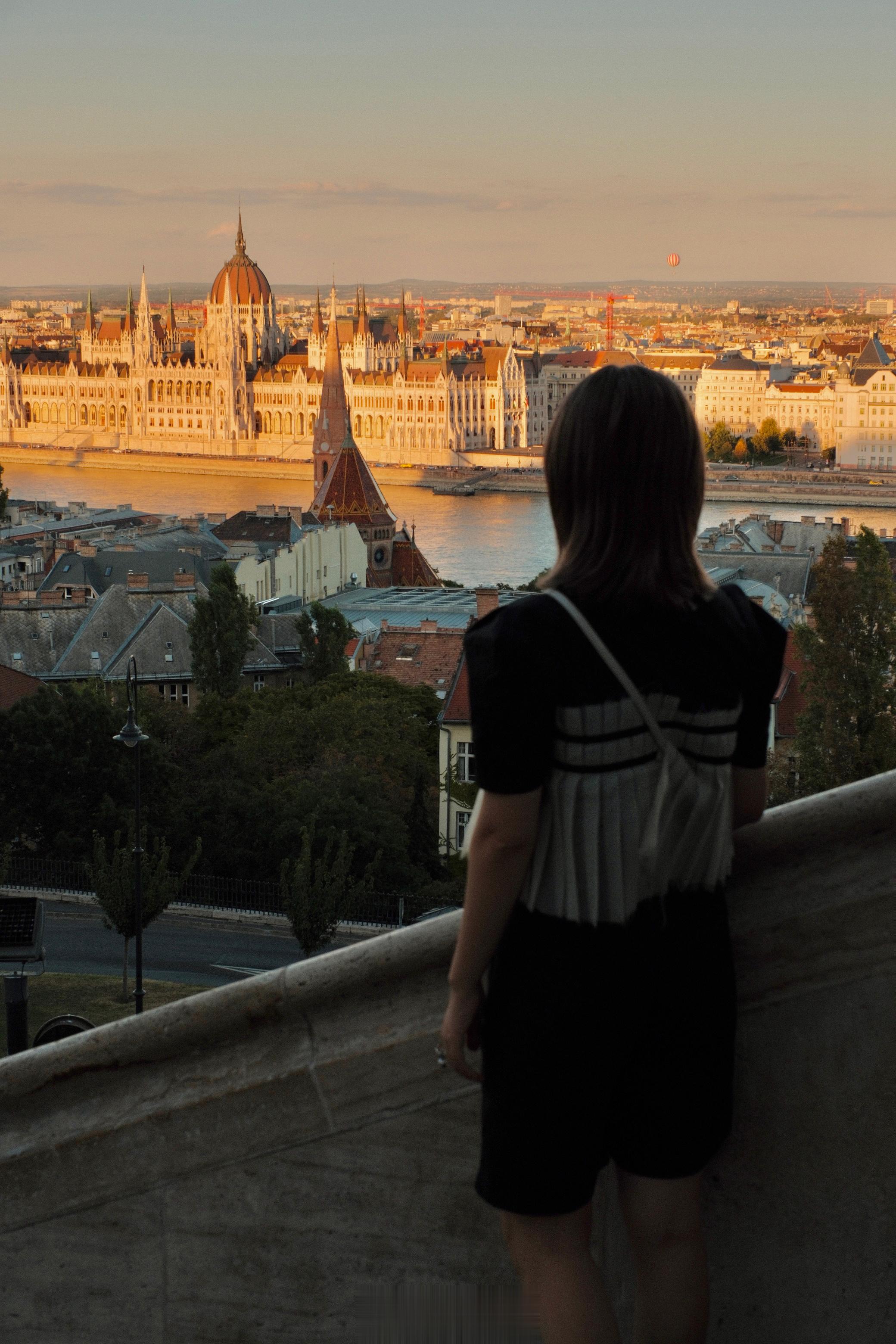 作为浪漫的生活记录者，欣赏着繁华城市深夜的静谧与美好，在行走中，拍下城市里的光。