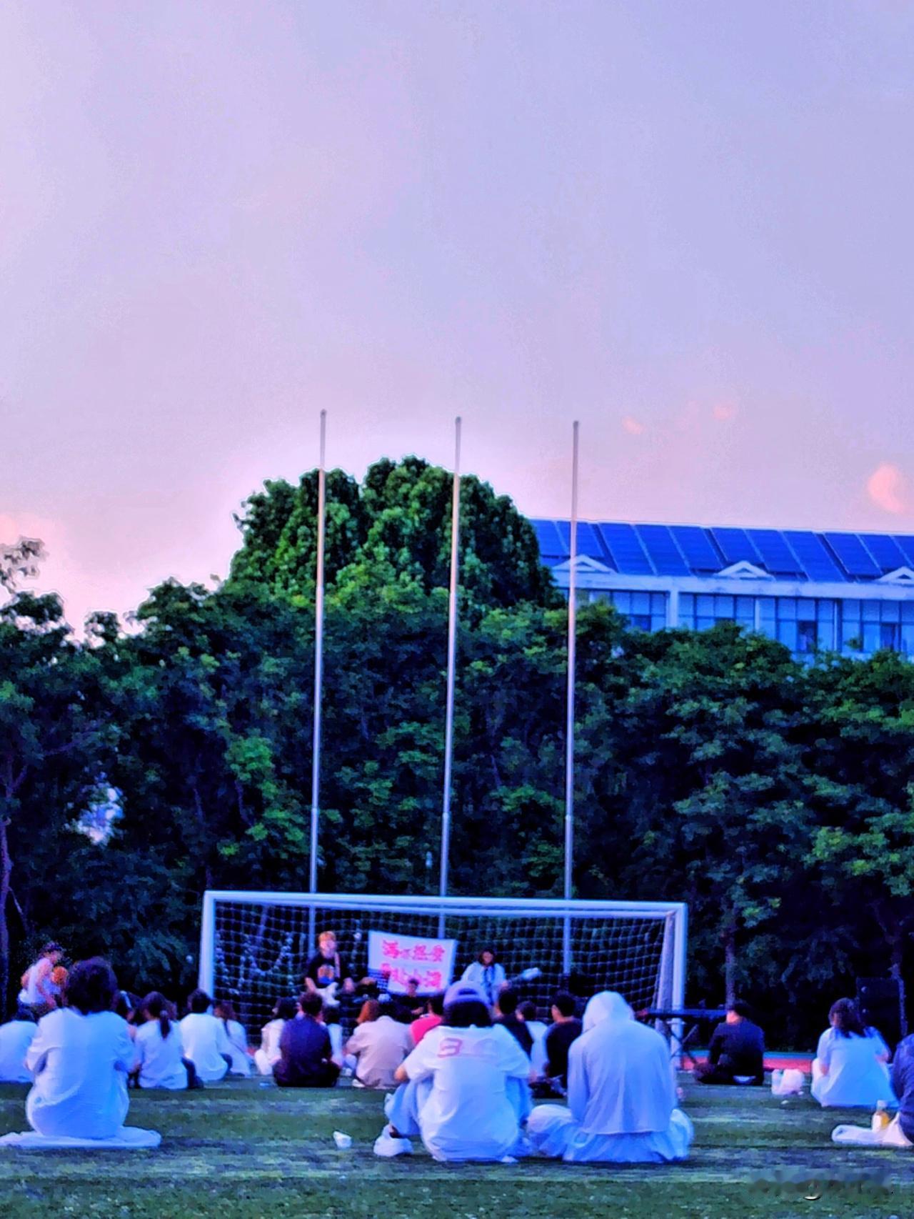 《夕阳下的青春舞台》
这是大学生吃过晚饭的自由时间，平常的很随意的一个场景。
因