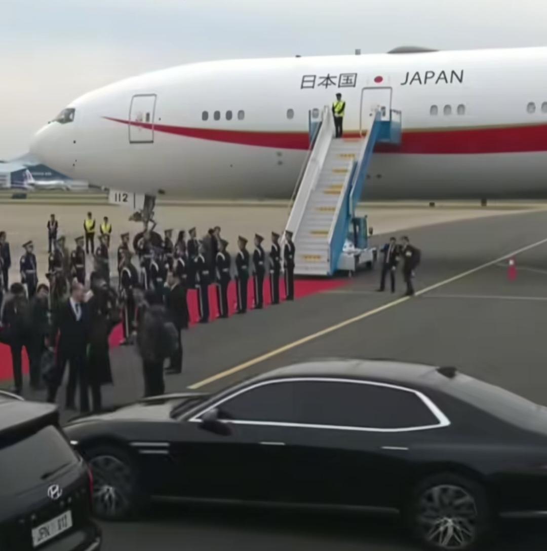 大家有没有发现，小日本的首相专机侧面，写着大大的三个汉字:日本国。
    是不