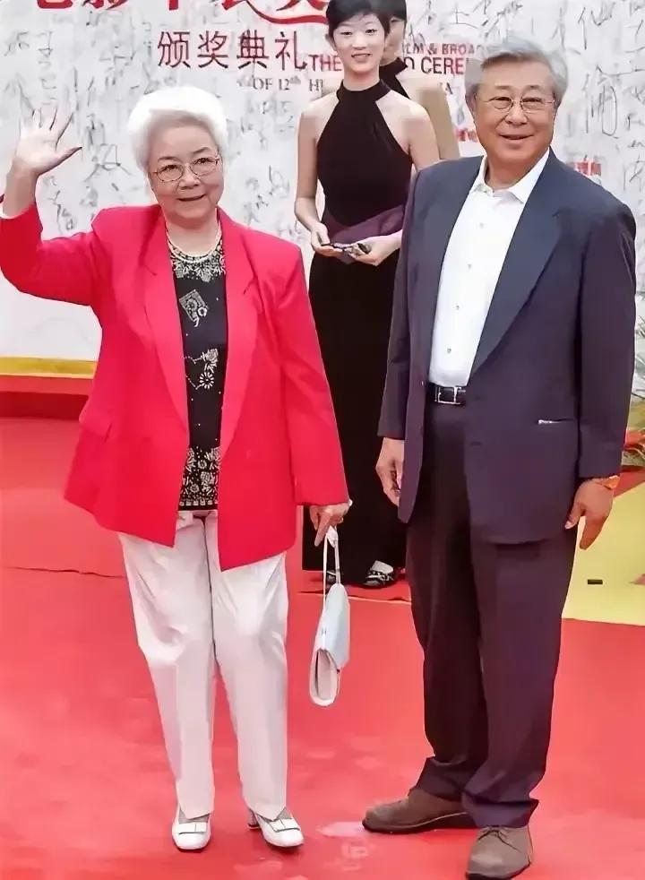 王心刚与田华一起出镜
不管是银幕上还是银幕下田华都像是领导
一个喜欢说，一个不爱