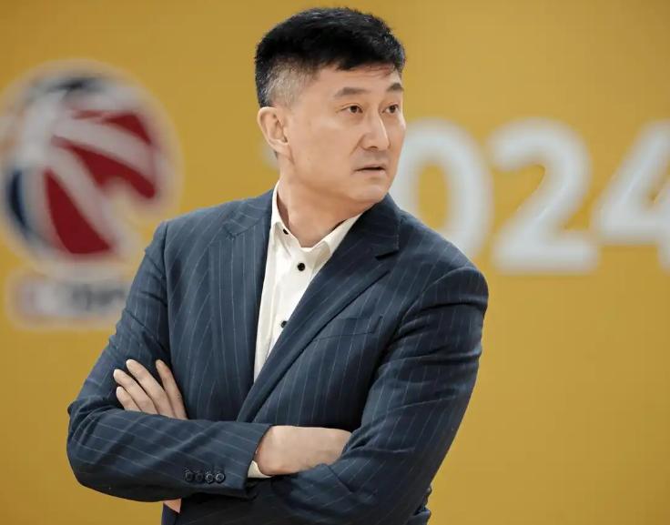 忽然挺替杜锋感到不值的。当年阵容不整，他在前线咬牙硬扛，背后却挨了篮协一刀，还被