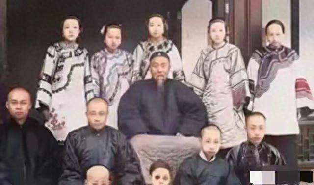 这是李鸿章妻妾的真实样貌，个个美艳身材修长，颜值不输当代女星