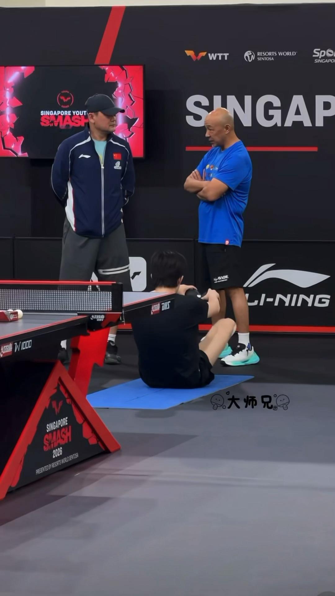 我滴个老爸柔韧度啊