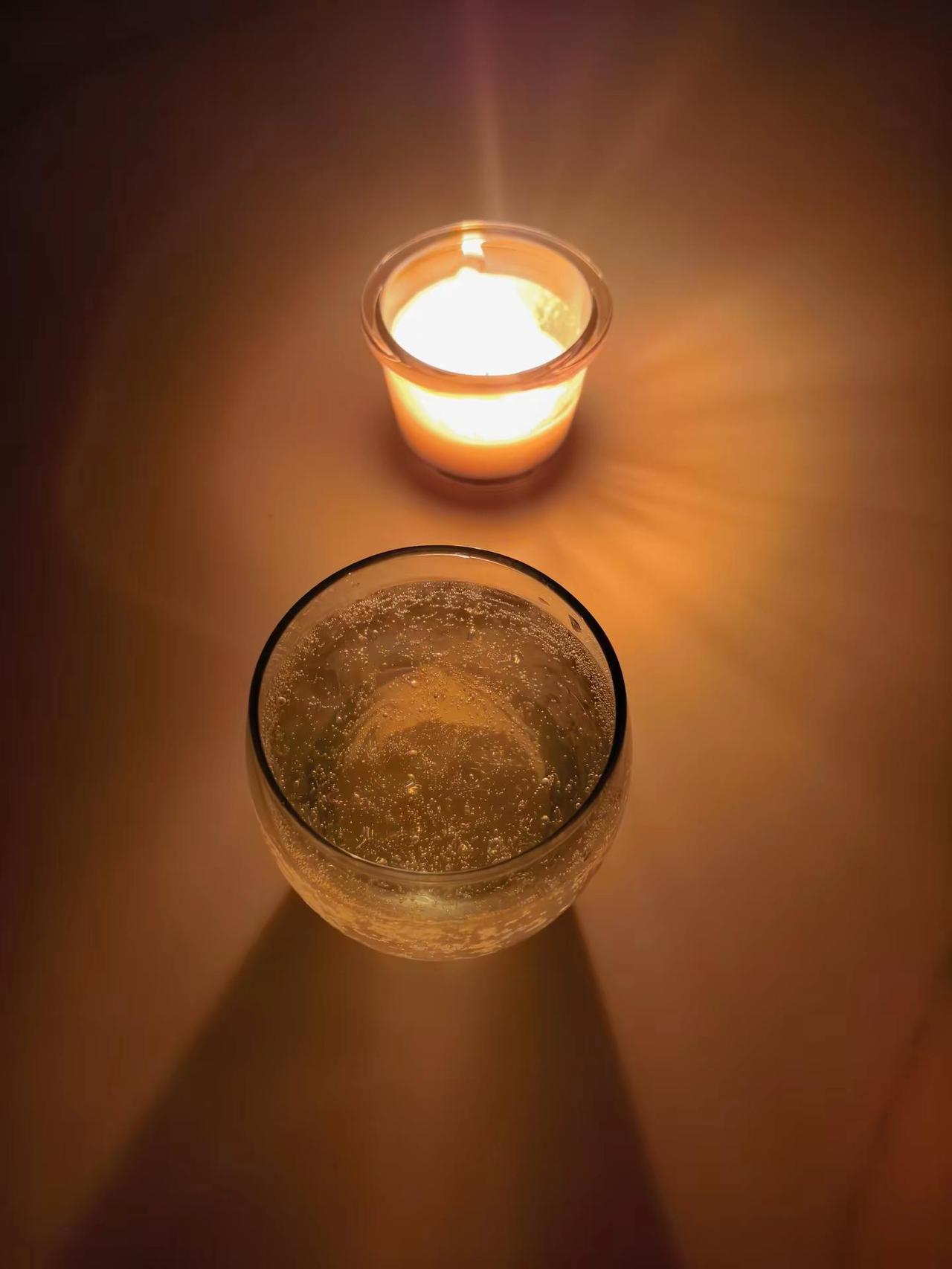 把白天的疲倦都关在门外.不用赶时间，不用应付谁，一杯汽泡酒，一支蜡烛，就够我放空