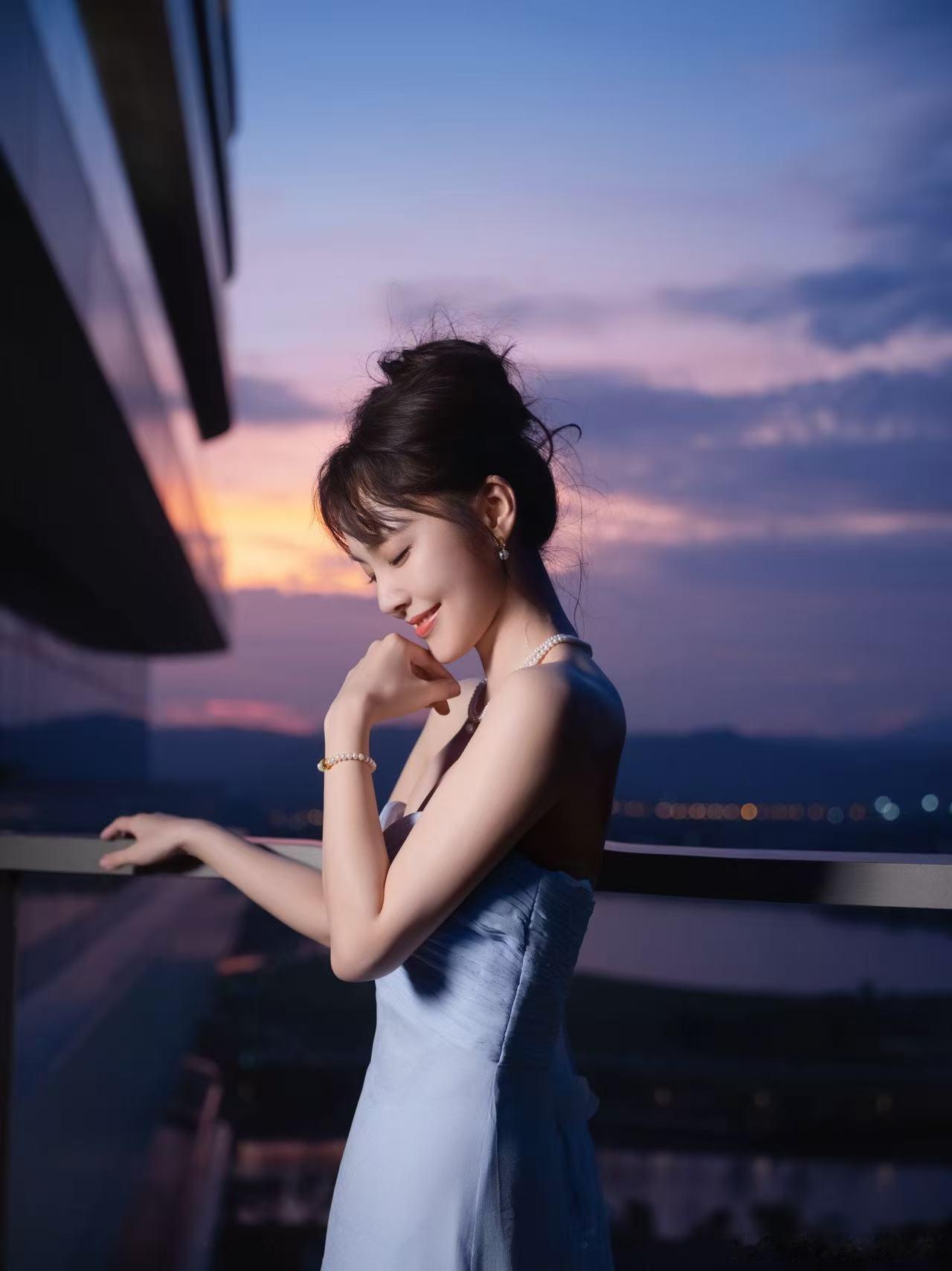 张佳宁在逃夏日精灵 张佳宁这组海边图氛围感拉满！蓝调时分，浅色长裙随浪涛摆动，她