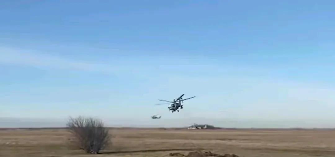 战争就需要这样的英雄
近日，俄罗斯一小伙开直升飞机在库尔斯克上空盘旋，他发现地面