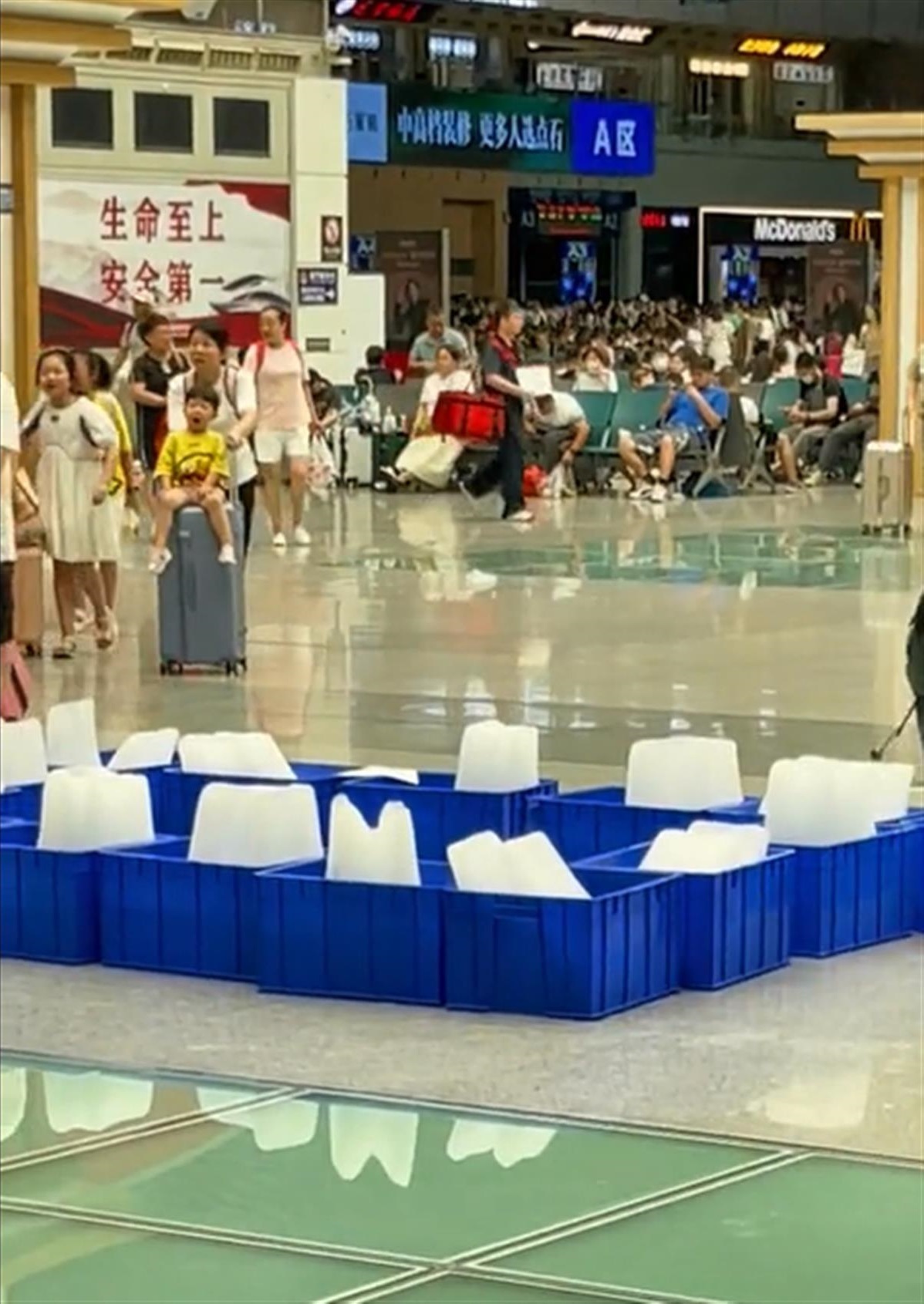 【长沙南站用冰块降温？车站：空调没坏】#长沙南站回应候车厅放冰块降温# 7月5日