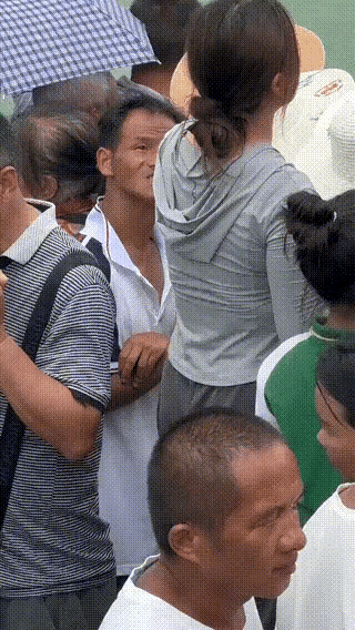 焦急万分:用一句话来形容一下这位大叔此时此刻他的心情