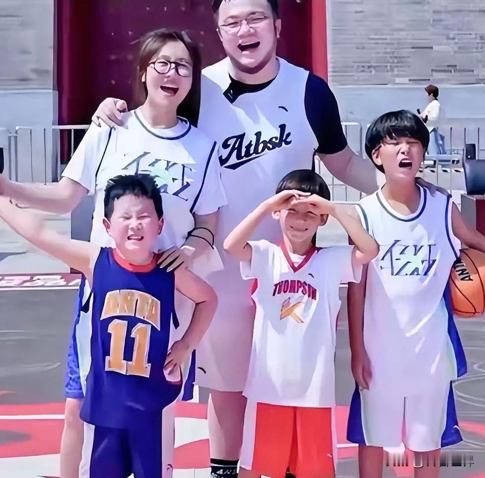 哈哈，这是谁家的孩子混进了巴图的家庭队伍里，不知道的还以为巴图和博古生了三个儿子