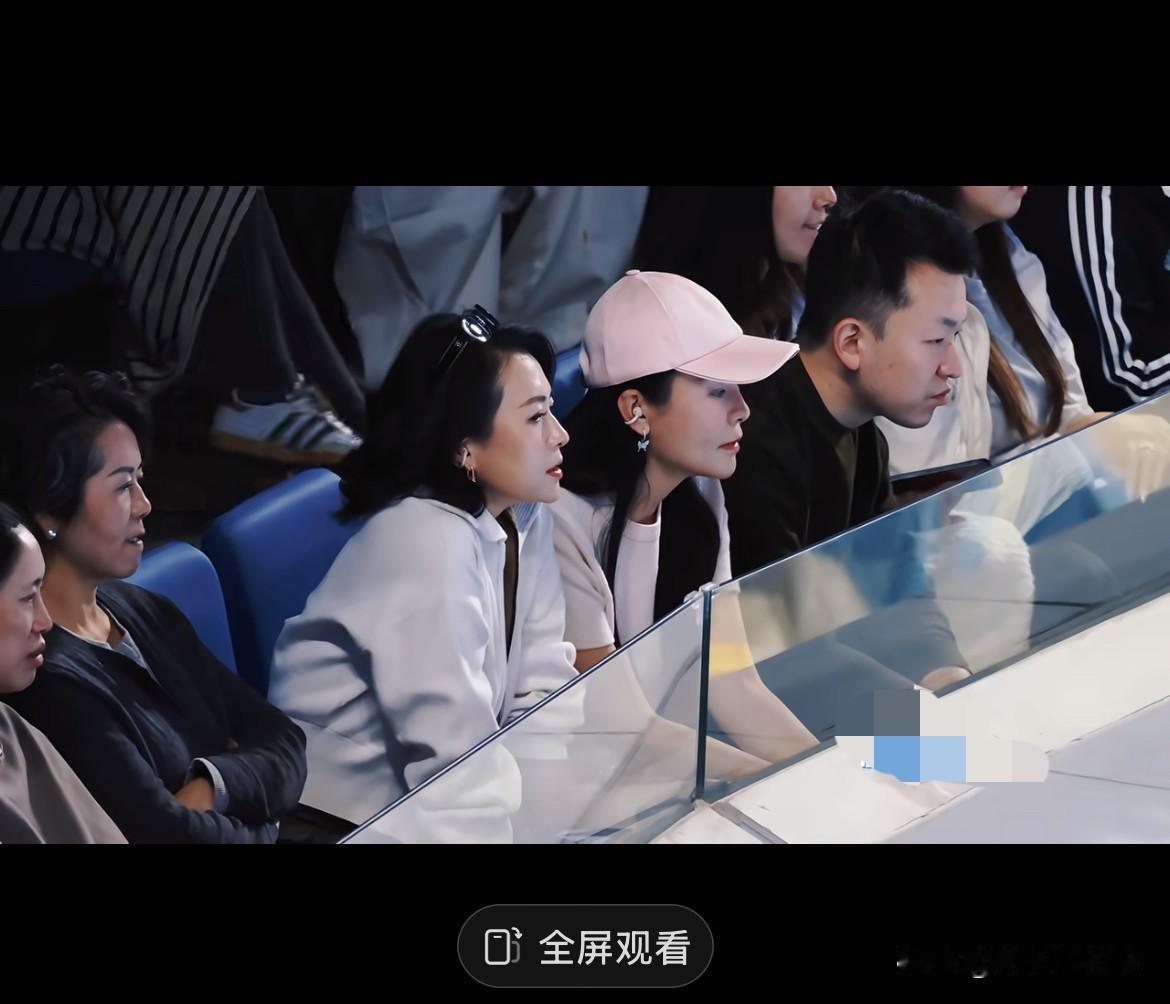 章子怡这个面中平整度绝了！
自从打了网球🎾曝光也多了……就是真的喜欢看吗？都打