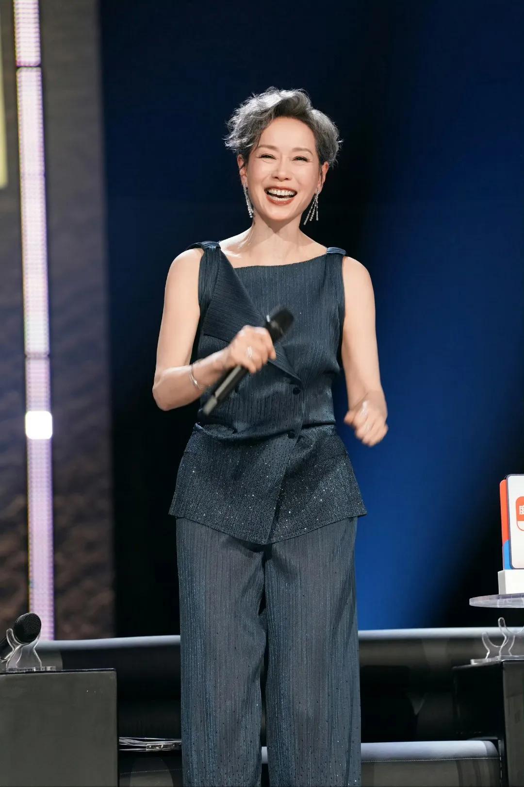谁懂啊！岁月真的从不败美人✨
叶童这身深灰蓝闪钻套装也太绝了
低调细闪自带柔光贵