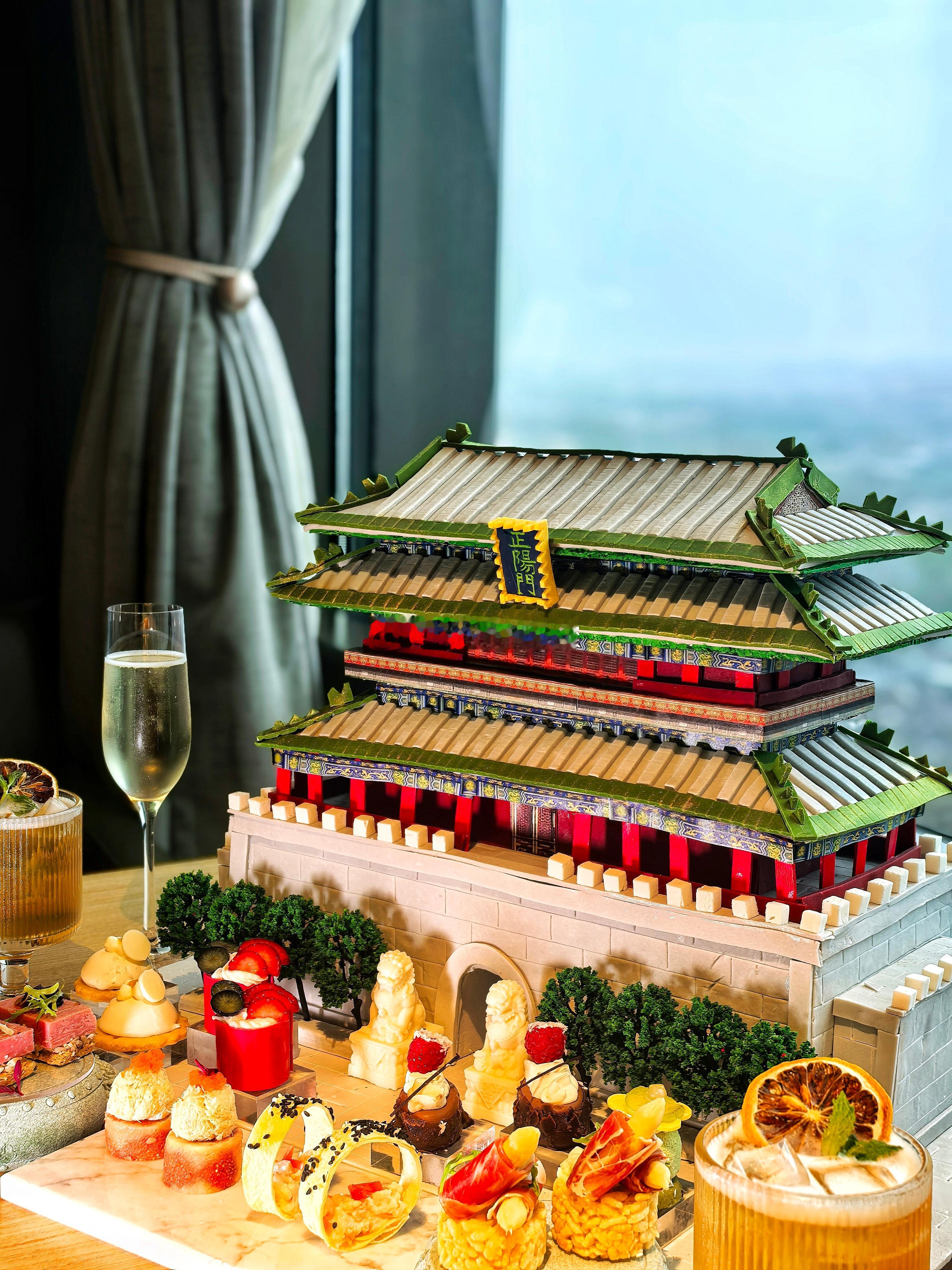 北京金茂万丽酒店「中轴线上」系列第三季，「正阳雅叙」主题下午茶如约而至。以正阳门