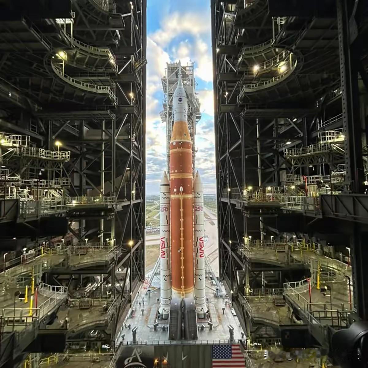 万事俱备，可惜又漏气了，火箭继续推迟发射。

原本2024年就要完成的阿尔忒弥斯