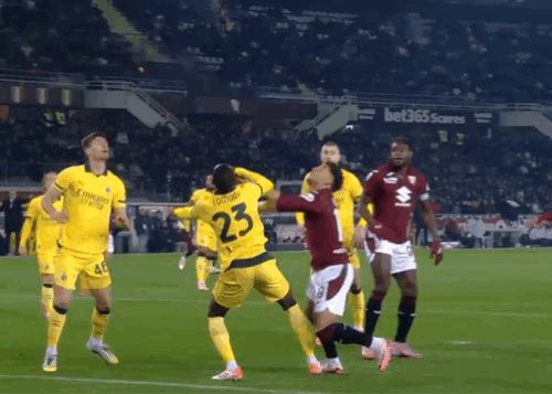 意甲联赛 开场第9分钟，托莫里🏴󠁧󠁢󠁥󠁮󠁧󠁿禁区内手球犯规，都灵队