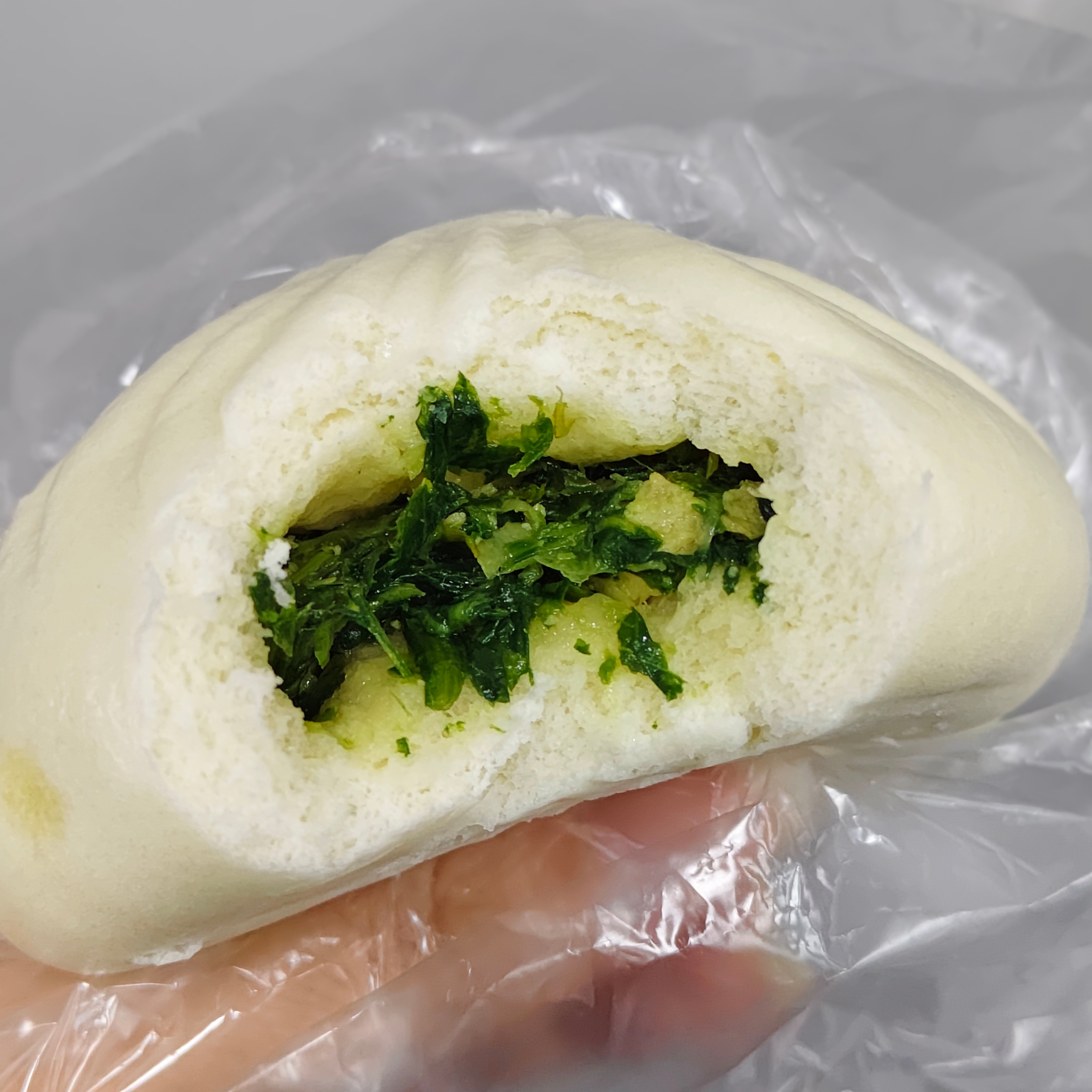早上好~今天太阳真毒啊，简简单单吃个包子算喽