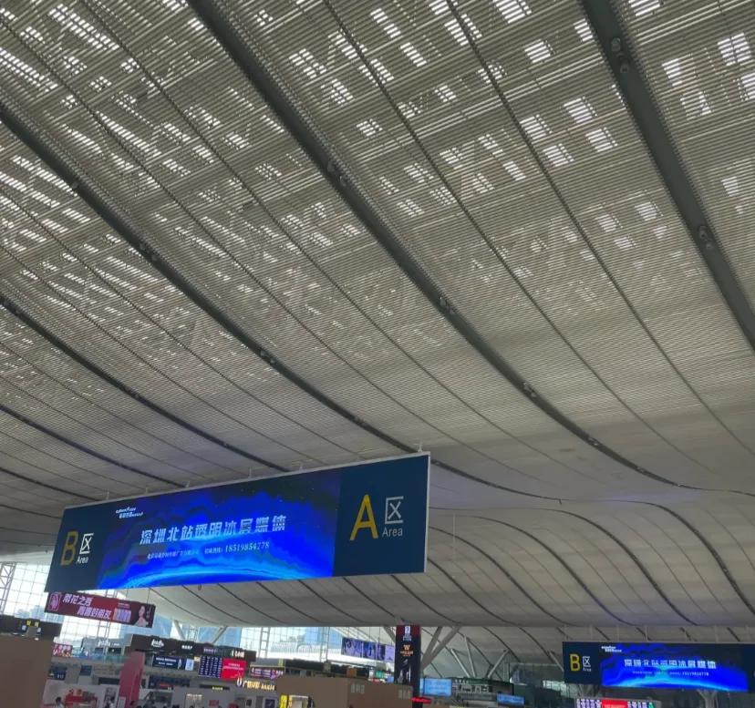 深圳北站东广场一堆骗子说带乘客快速进站
一下车一堆骗子就围上来了说带我走快速通道