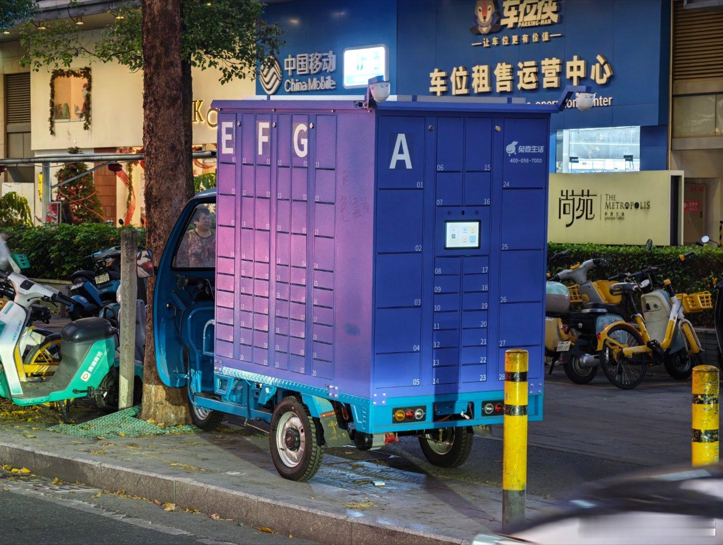 我见识少，这应该是专给“电鸡”使用的移动换电站？把蔚来换电站和奶妈车二者融为一体