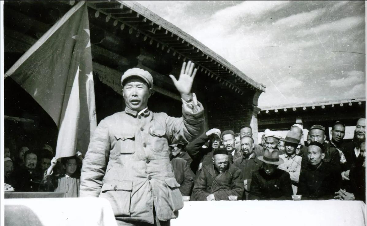 1939年，女战士徐敏准备去如厕，突然被一壮汉抱到了床榻上，对方捂住了她的嘴巴，