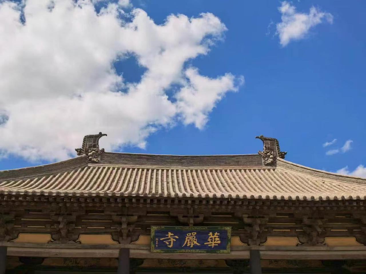 上联“云闲古寺窥禅意”，被带入了那种空灵悠远的意境。云儿自在悠闲地在古寺上方徘徊