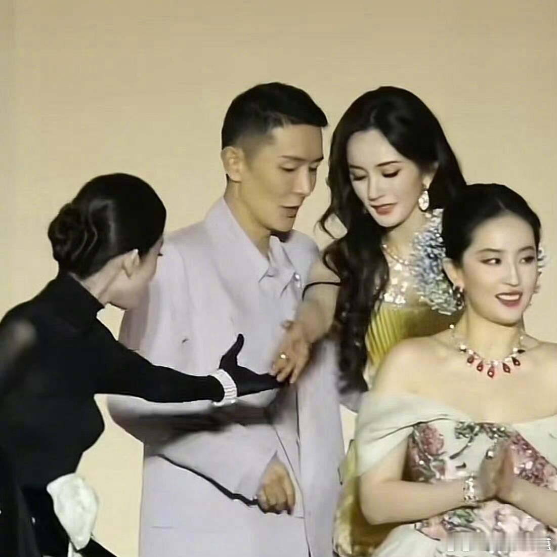 娜扎的盘发也是山茶花娜扎山茶花盘发 发现娜扎的盘发也是一朵山茶花，360度全方位