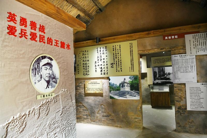 1942年，16岁的八路军小战士宋双来送信途中，突遇日伪军骑兵。敌众我寡，他机智