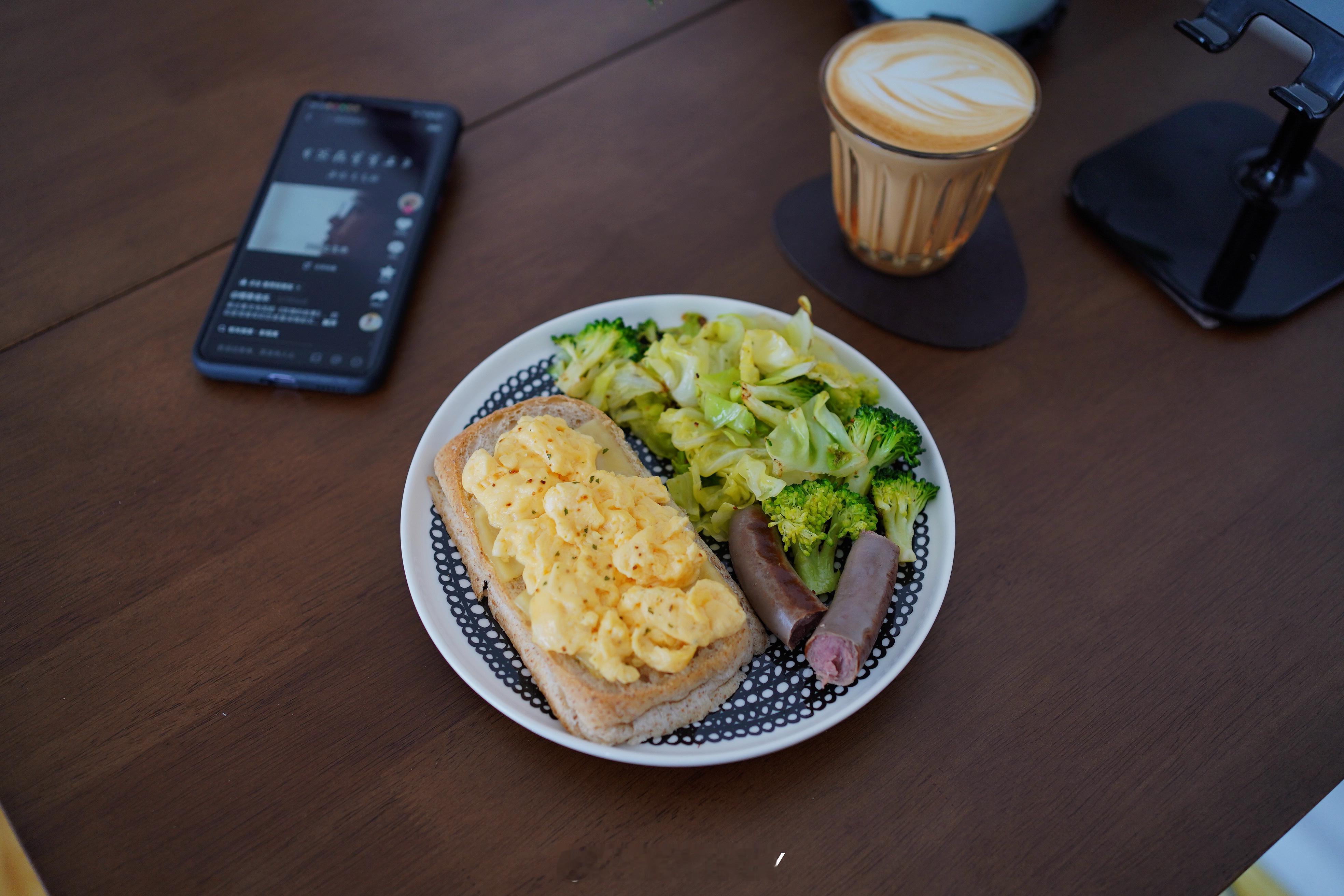每天都定闹钟，但很少有闹钟把我叫醒的时候，基本都是我先醒了，生怕错过时间。今早不