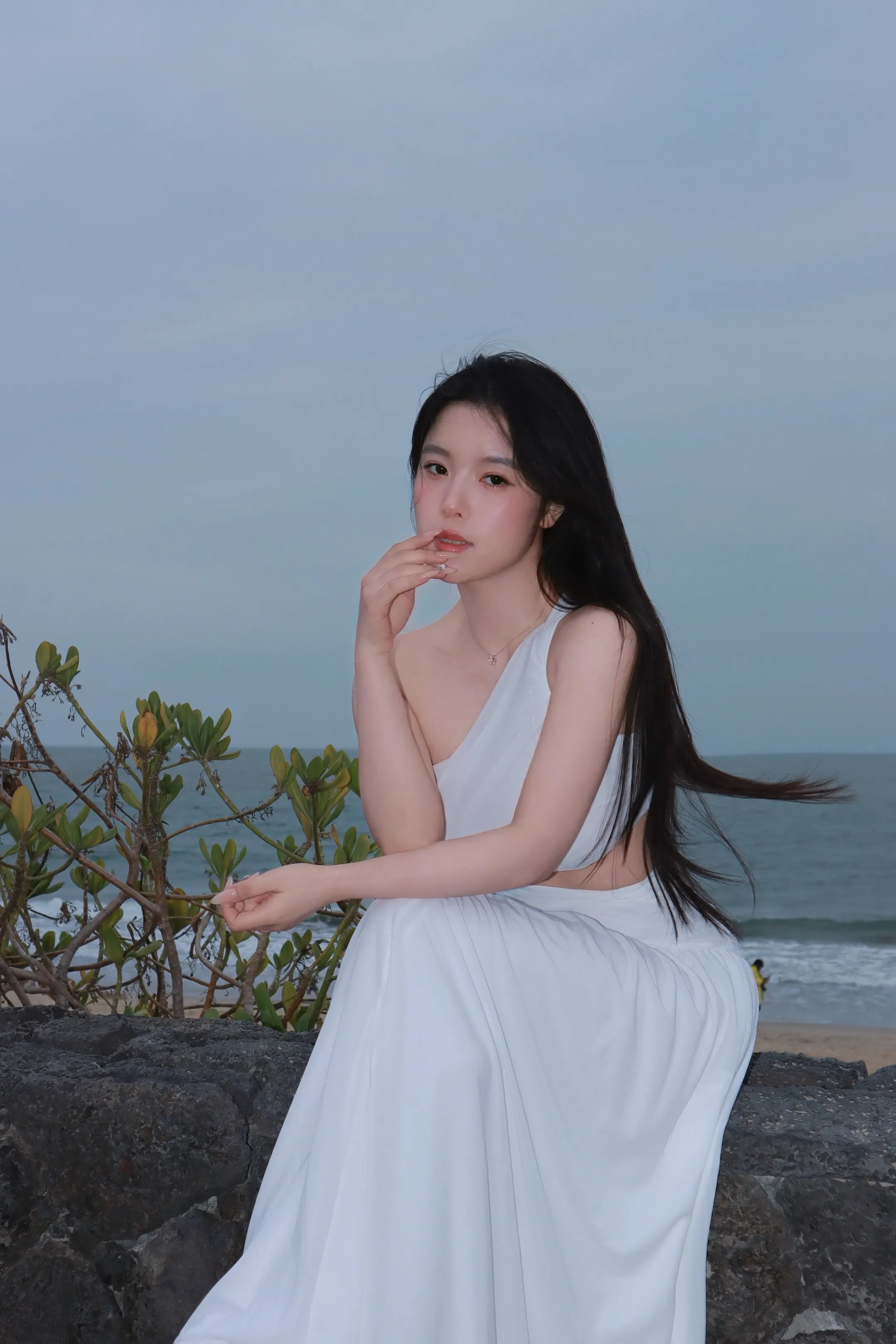 一个人静 坐 幻想 听风把海浪组装