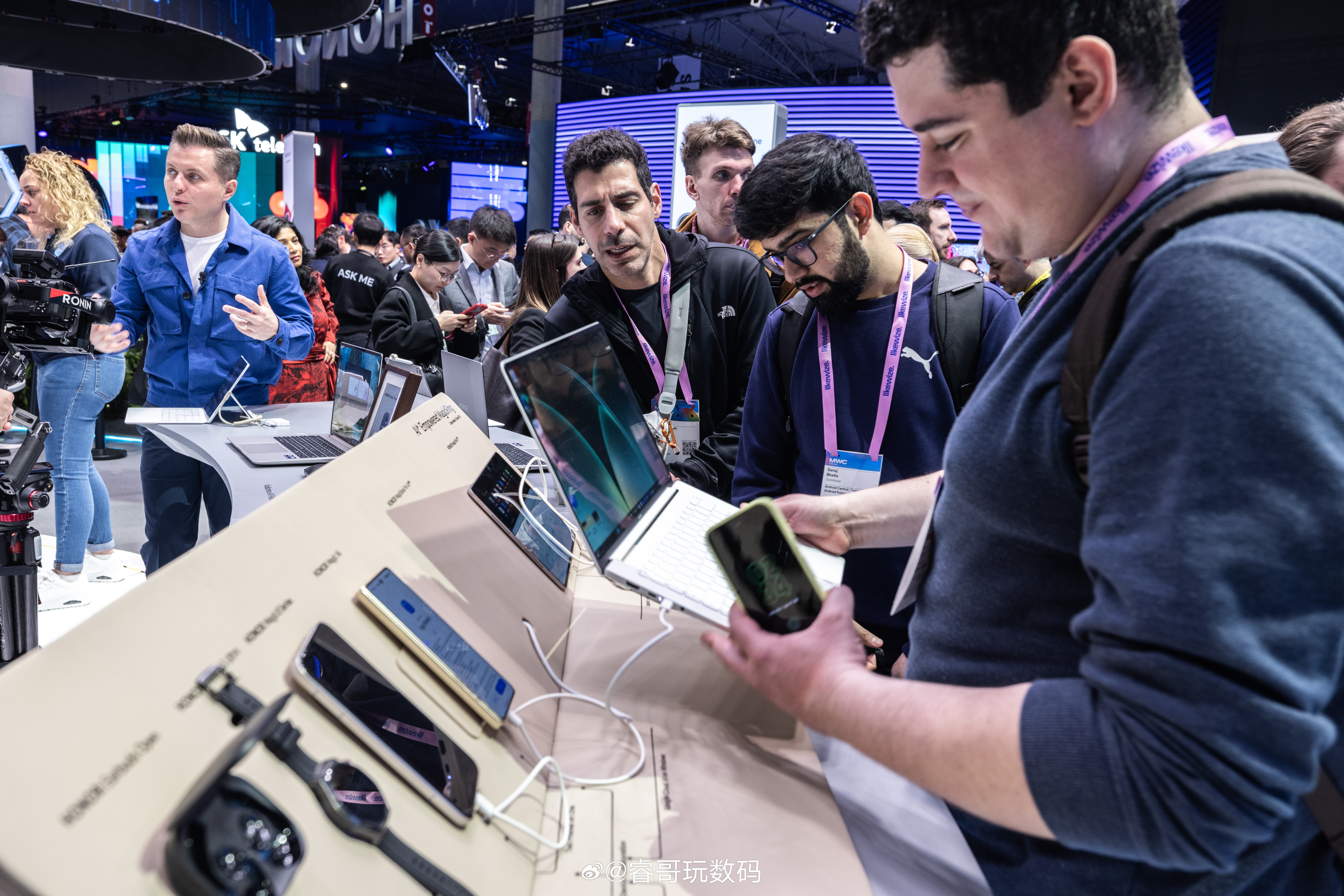 荣耀MagicBook Pro 14 2026 亮相MWC！以15.5小时续航时