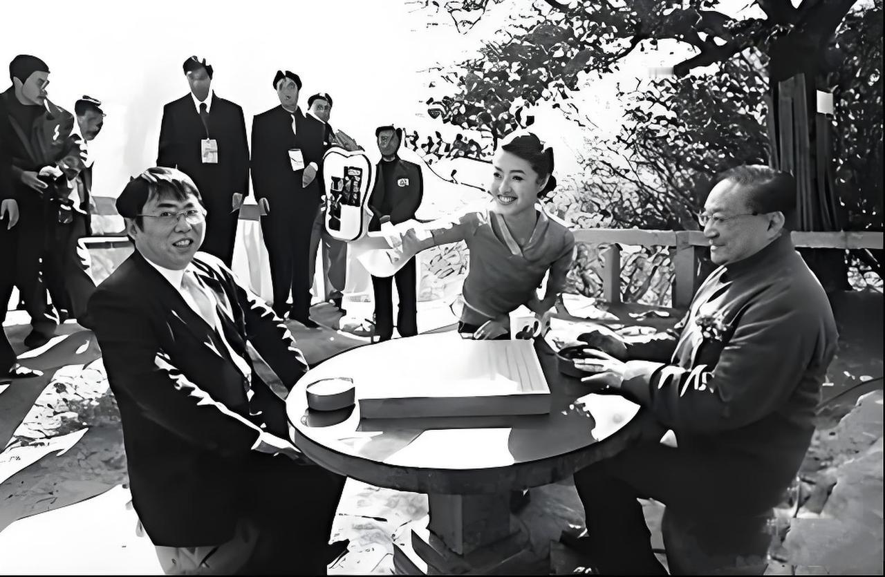 金庸毕生都在纸上书写武侠
但他也曾和聂卫平联手，把武侠世界落到现实中，他们曾一起