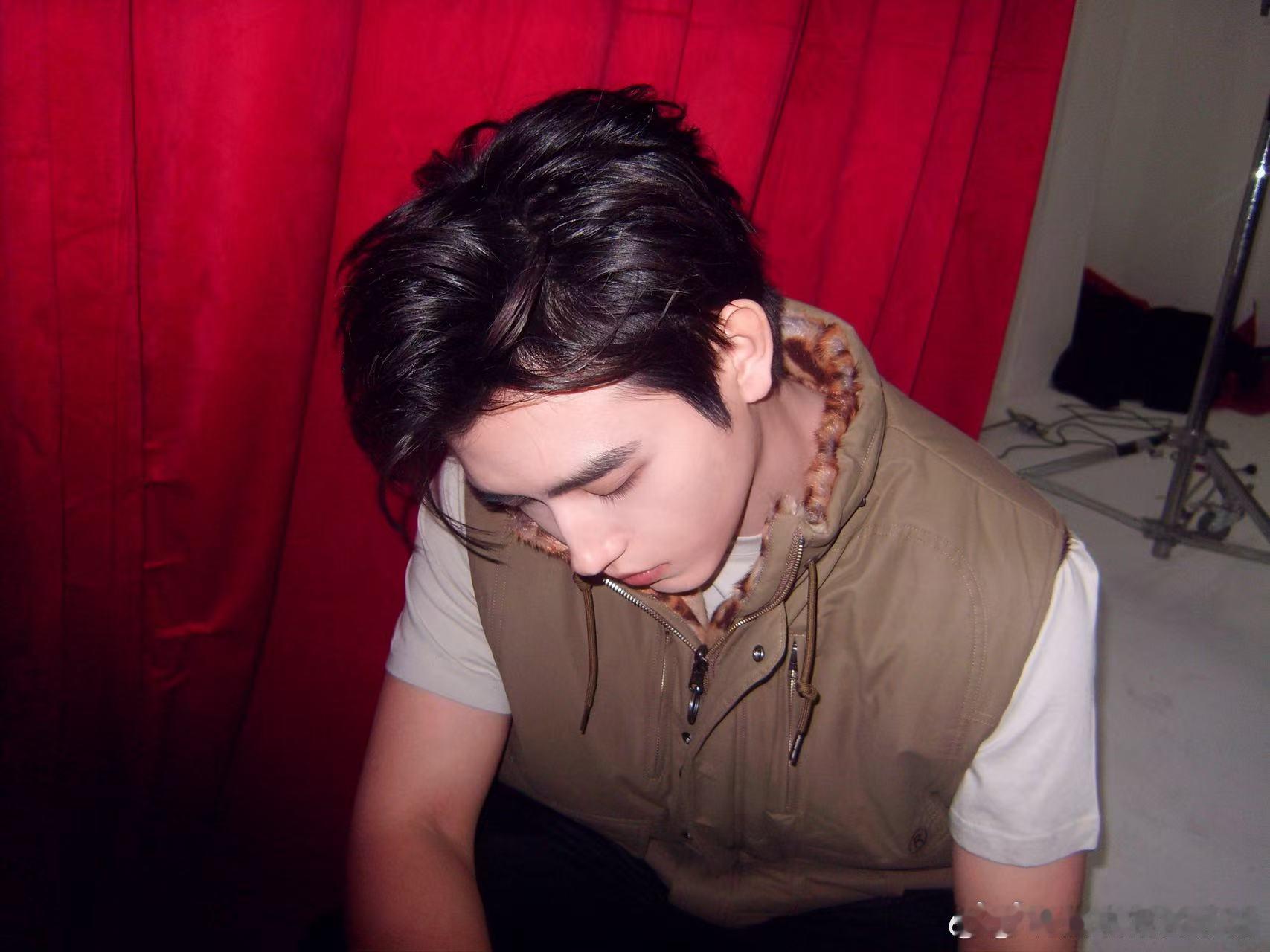 陈飞宇工作碎片，帅哥怼脸拍出现了