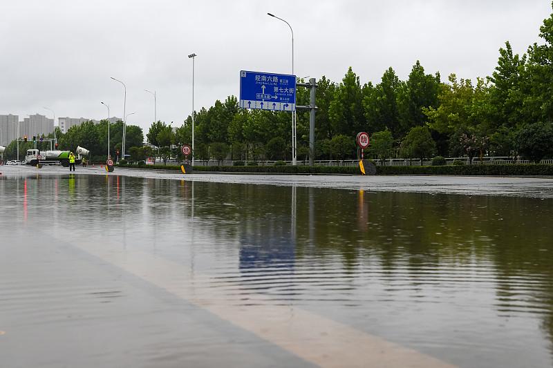 2026年10月17日，郑州已是深秋，一场大雨扑面而来。
刚过寒露，秋风遇上冷雨