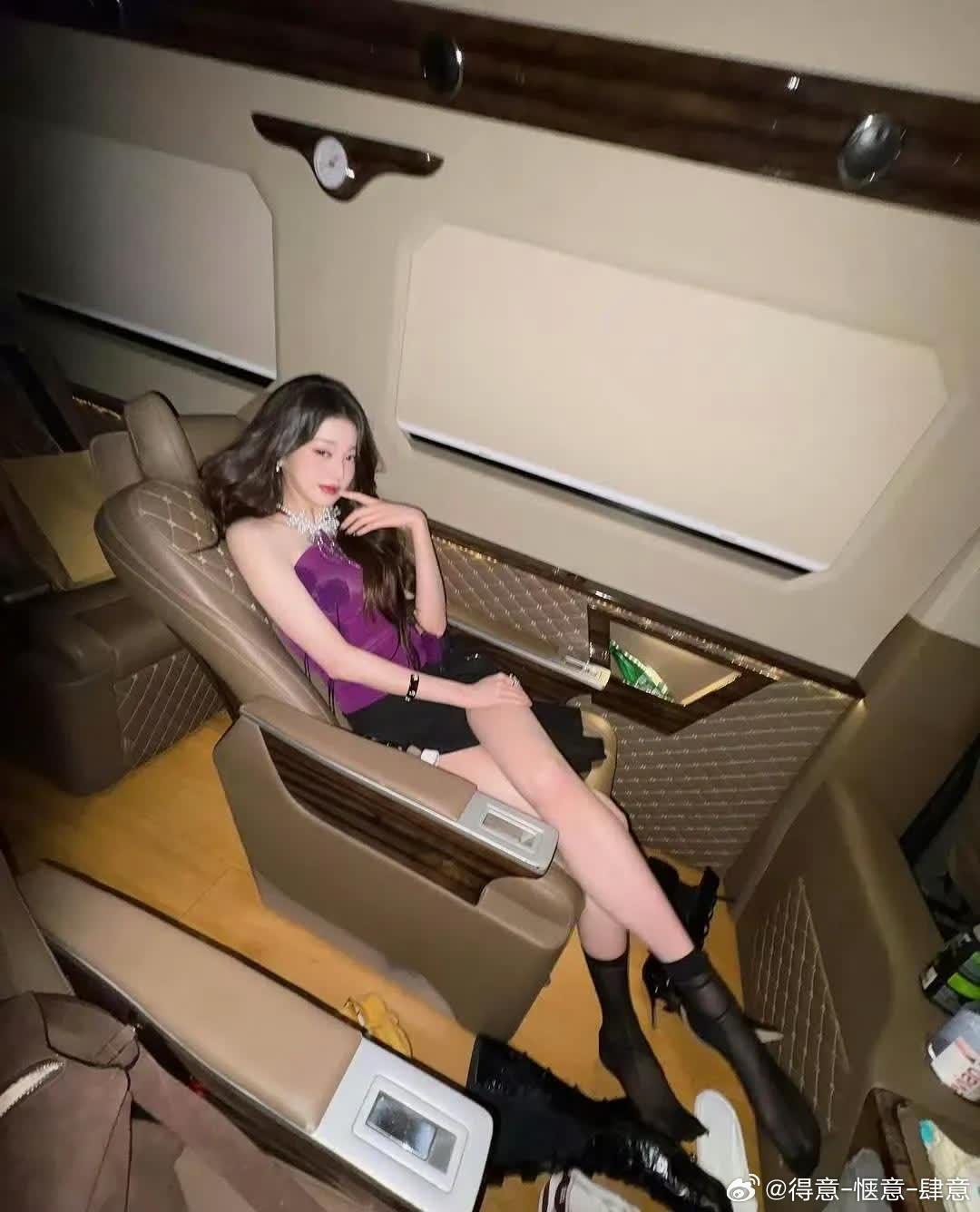 张元英的腿真是长得令人惊艳啊！她简直像是从杂志里走出来的模特！ ​​​
