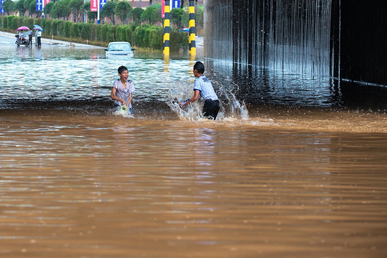 台风白海豚来势汹汹，几乎整个华东地区都被暴雨覆盖。浙江台州更是遭受14级大风，上