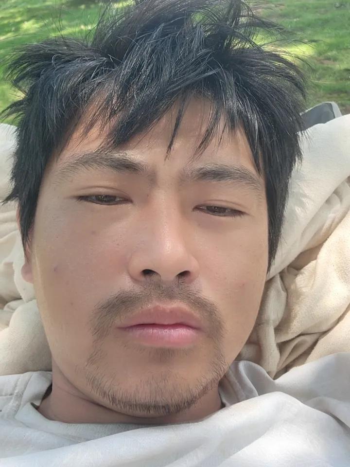 很多人告诉我，英子现在躲你还来不及呢。其实我也知道他躲我。但是我从来就没有主动联
