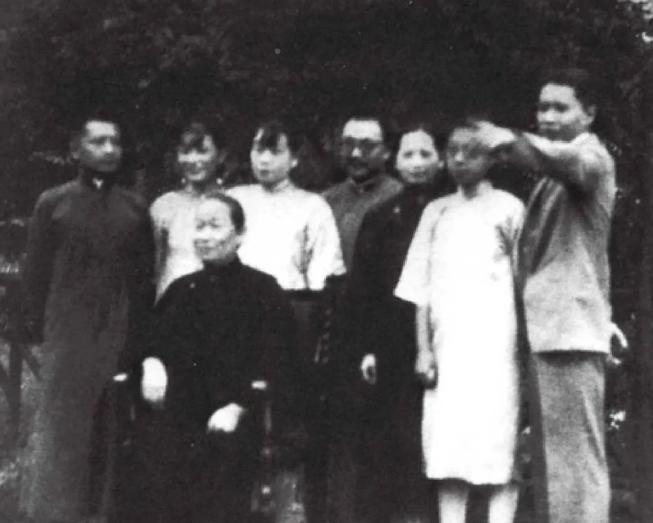 宋氏三姐妹小时候，有一天一帮农民把她家围了。

1920年代的上海郊外，宋家大院