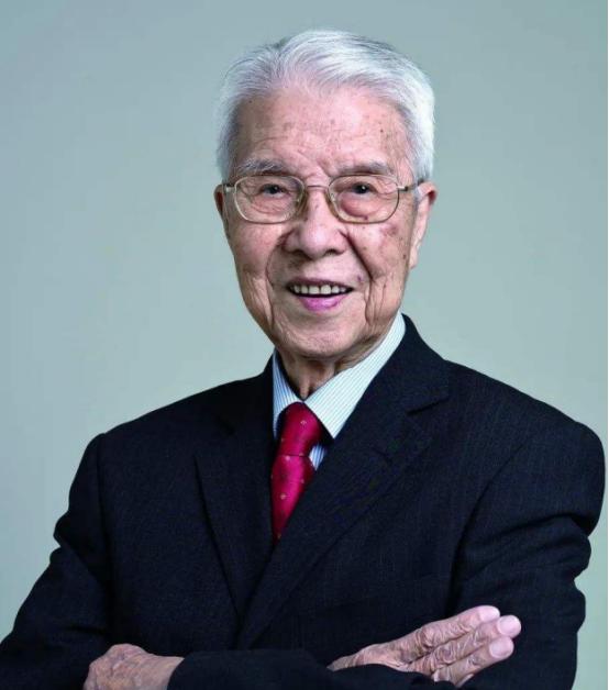 1948年8月的一天，儿科医生张金哲痛苦地割开女儿后背溃烂处，黑乎乎的血块流出，