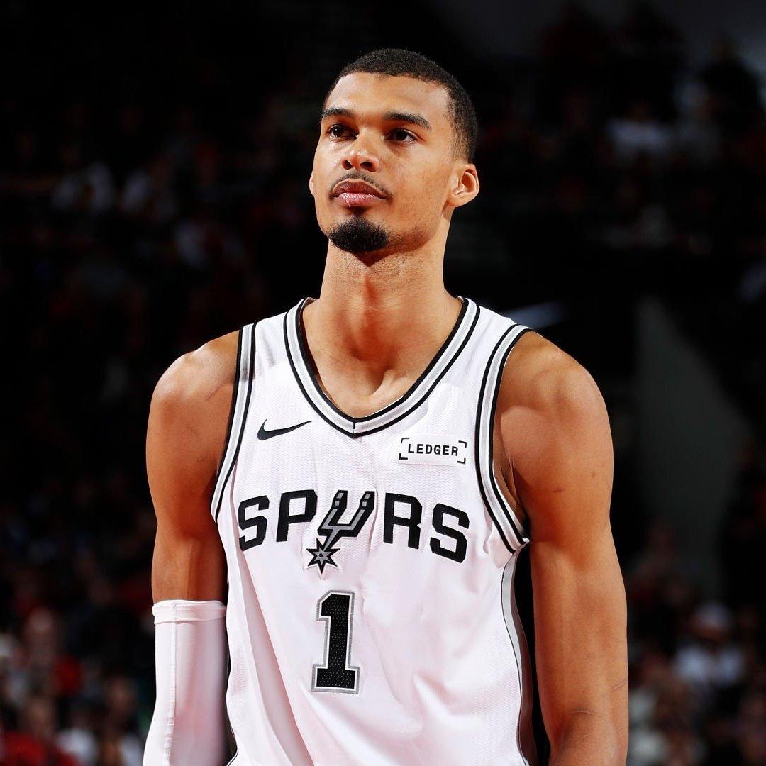 维克托·温巴尼亚马👽
- 自蒂姆·邓肯（2003年）以来，首位在季后赛单场拿下