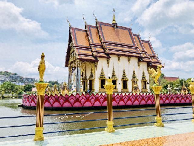 泰国佛教寺庙多为小乘佛教风格，与中国大乘佛教寺庙差异明显。此前我去泰国苏梅岛旅游