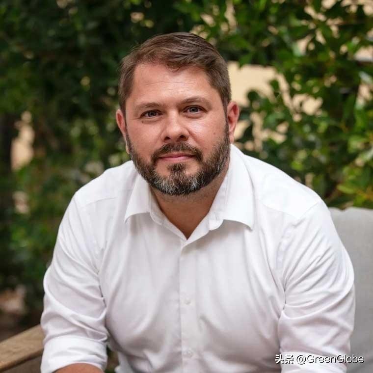 鲁本·加列戈，民主党联邦参议员，一位伊拉克战争老兵，公开向特朗普政府警告不要针对