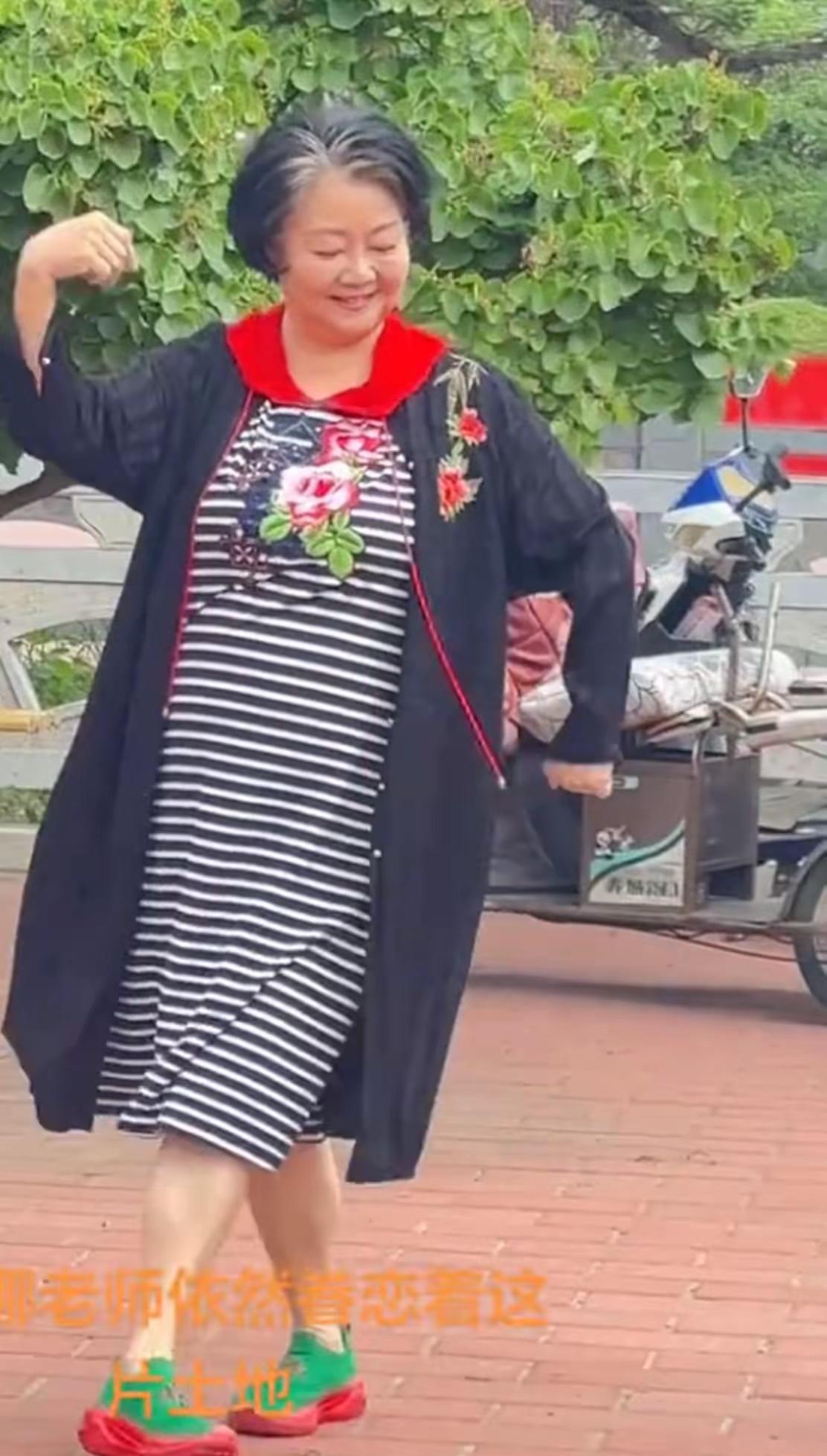 刷到萨日娜回内蒙老家的视频。
是个小院，一群同龄人围在一起跳舞。
她站在左边，第