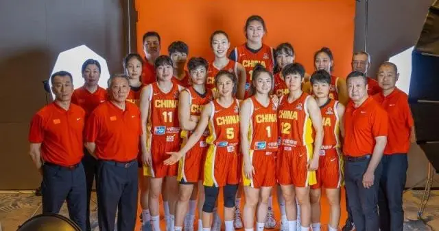 中国女篮定妆照出炉！刘禹彤确定落选张子宇最抢眼