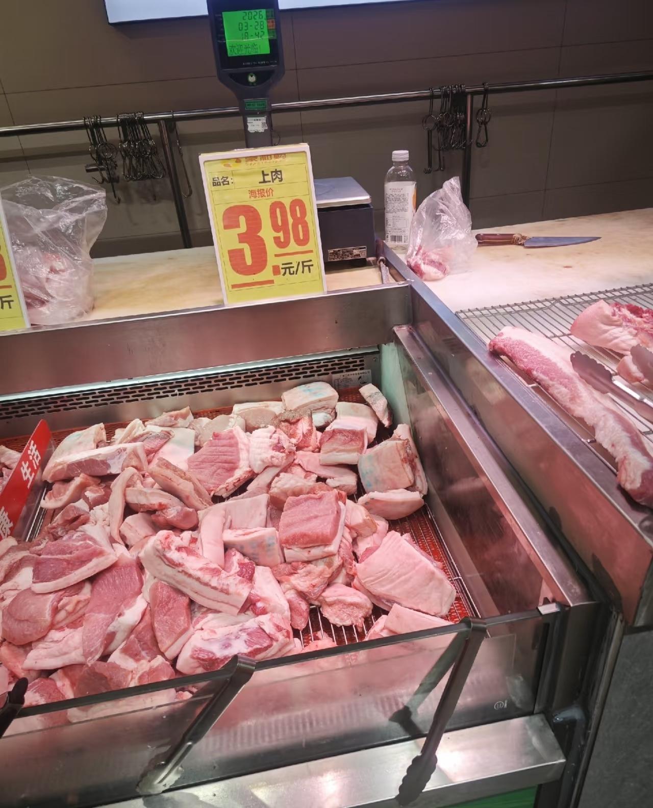 现在的猪肉太便宜了，四块钱不到一斤，比青菜还便宜，现在不是青菜炒猪肉，是猪肉炒青