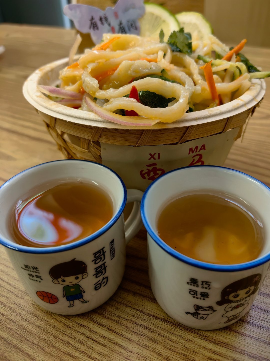 *在路上*酸辣鱼面，就像鱼豆腐拉长，酸酸辣辣的，很爽口...广东潮州...大新昨