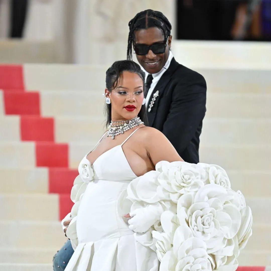 蕾哈娜 Rihanna 生了！据外媒报道，她和男友 A$AP Rocky 生下了