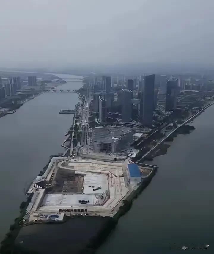 突然发现灵山岛尖面积还是挺大的，之前还以为搞完科学论坛永久会址就没啥面积了，现在
