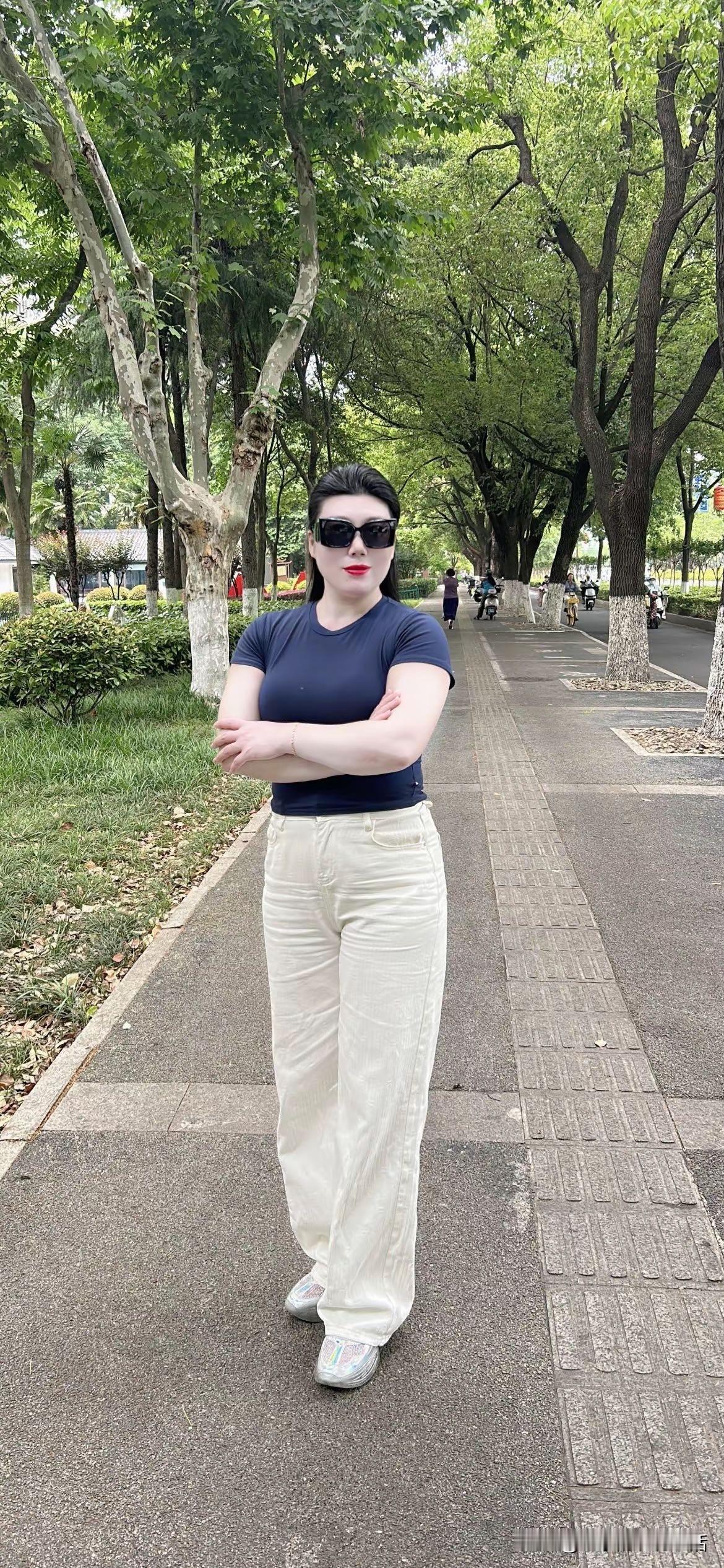 女人们要记住了
这个男人呀就是一把米的鸡
你稍微对他好一点
他就会跟着你的屁股追