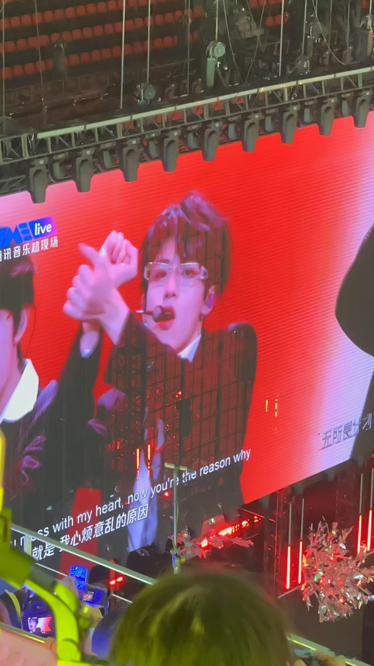 大屏之神😭😭😭帅晕了朱志鑫簪花｜朱志鑫黄海～朱志鑫首唱会大屏 ​​​