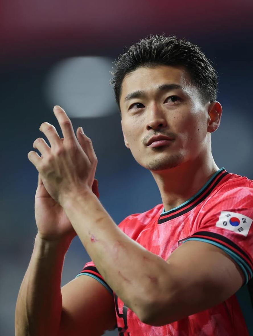 曹圭成这短发多帅，可别再整脏辫儿了。 