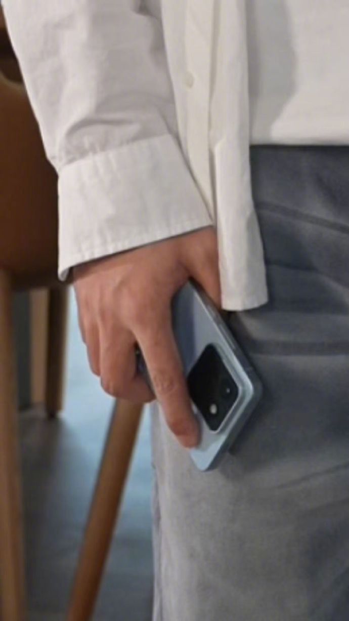 预计配备 8000mAh 大电池，长续航加持下，游戏党再也不用频繁充电🔋 